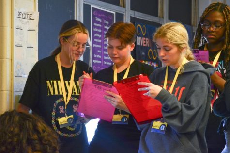 Kayla Davis, London Johnston, Emily Weems, and Abigail Wiechman work together on a forensics assignment