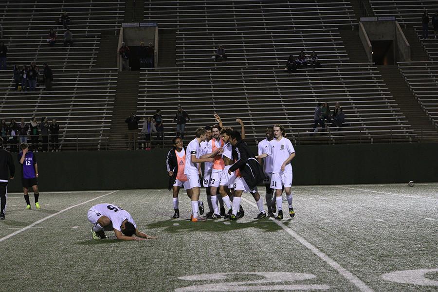 Teammates+run+onto+the+field+after+Peloquins+buzzer+beating+goal