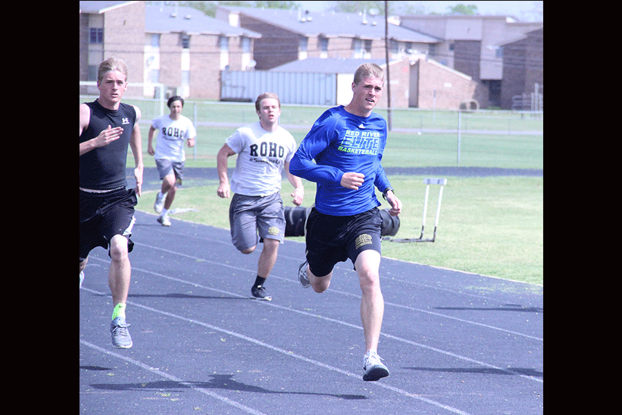 Lance Raub and Landon Raub run track.