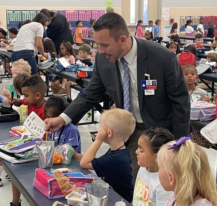 Dr. Lee interacts with elementary students during a campus visit.